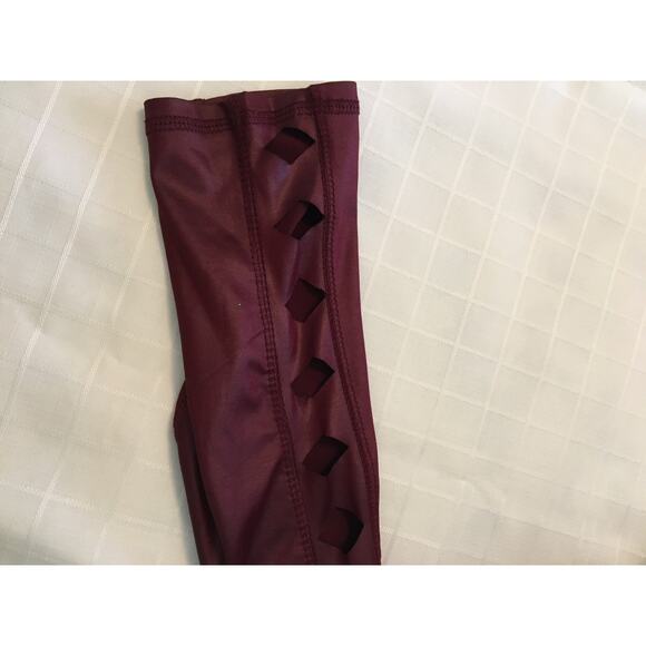 NWT Daisy Fuentes Fit, Medium Leggings With Side Seam Cut Outs - Picture 6 of 6